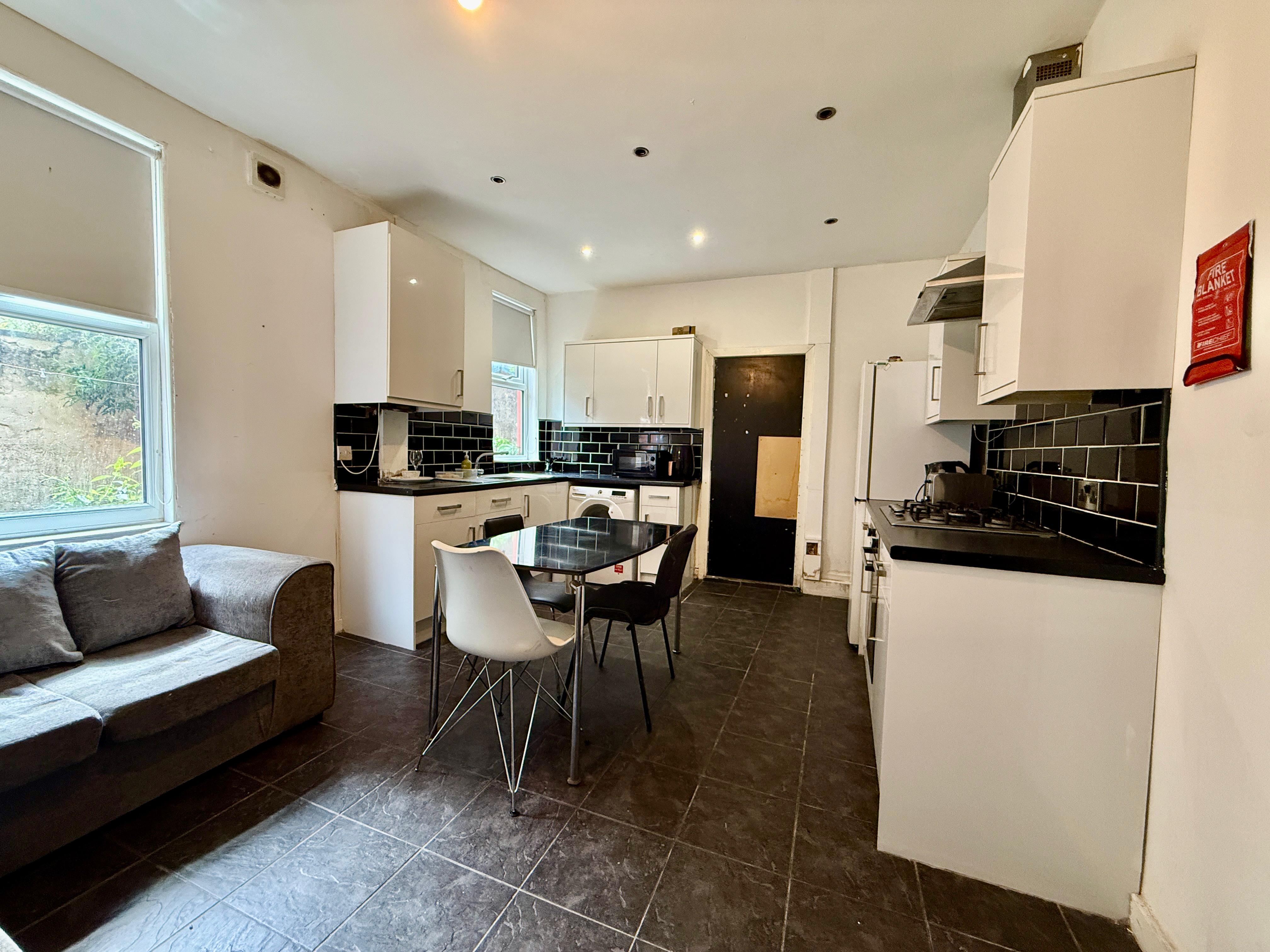 Spacious 6 Bedroom Liverpool - Ideal for Contractors___accommodation_pic_2.jpeg